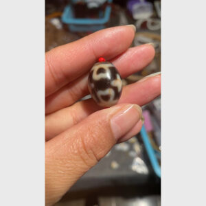 Dzi bead tròn hoa sen dấu cộng hiếm gặp từ Tibet