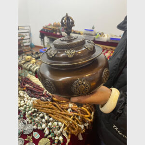 Bình đựng cỡ lớn Tây Tạng có chóp chày kim cang hiếm gặp