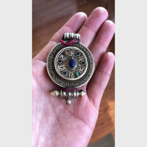 Hộp Gau cổ khắc chú từ Lhasa