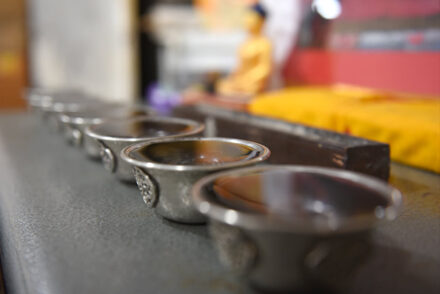 Bảy bát Cúng nước ban thờ Mật tông - ý nghĩa và lời cầu nguyện.