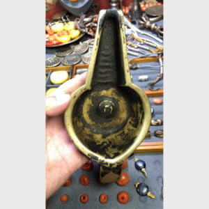 Gau đổ bơ vào ly đốt Tibet cổ 200 năm