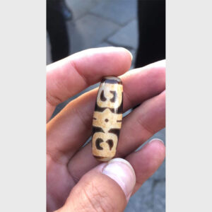 Dzi bead vân mũ ngài Guru chất đẹp từ Lhasa