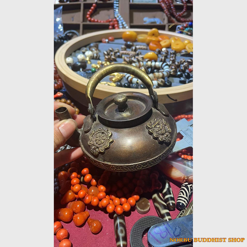 Ấm trà bằng đồng đúc hoa văn bát cát tường Tibet