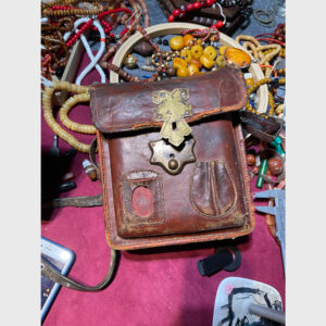 Cặp da đeo chéo cổ 100 năm từ Tibet