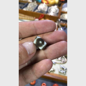 Dzi bead 3 mắt chữ thập đeo 15 năm Lhasa