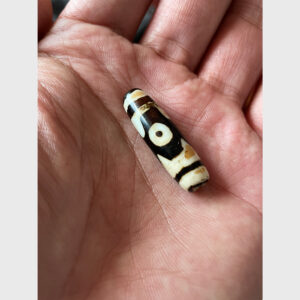 Dzi bead 3 mắt cổ 100 năm từ Bhutan