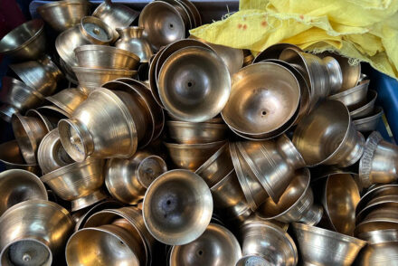 Ý nghĩ cúng dường ánh sáng ly đồng đèn bơ dâng lên Tam Bảo những lời nguyện cầu