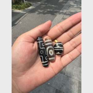 Dzi bead 9 mắt răng hổ và 2 mắt chất đẹp từ Tibet