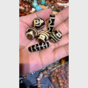 Dzi bead tròn và dài các vân sưu tầm từ Tibet