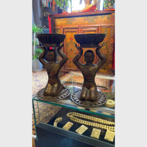Cặp chân đế đèn 2 cô gái bản sao ở đền Jokhang nổi tiếng