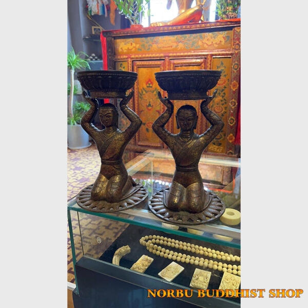 Cặp chân đế đèn 2 cô gái bản sao ở đền Jokhang nổi tiếng