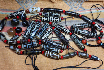 Hạt Dzi là gì? Đá dzi và những thông tin cơ bản cần biết