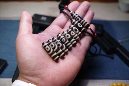 Đá dzi bead là gì? Thông tin cần biết khi tìm hiểu thiên châu Tây Tạng