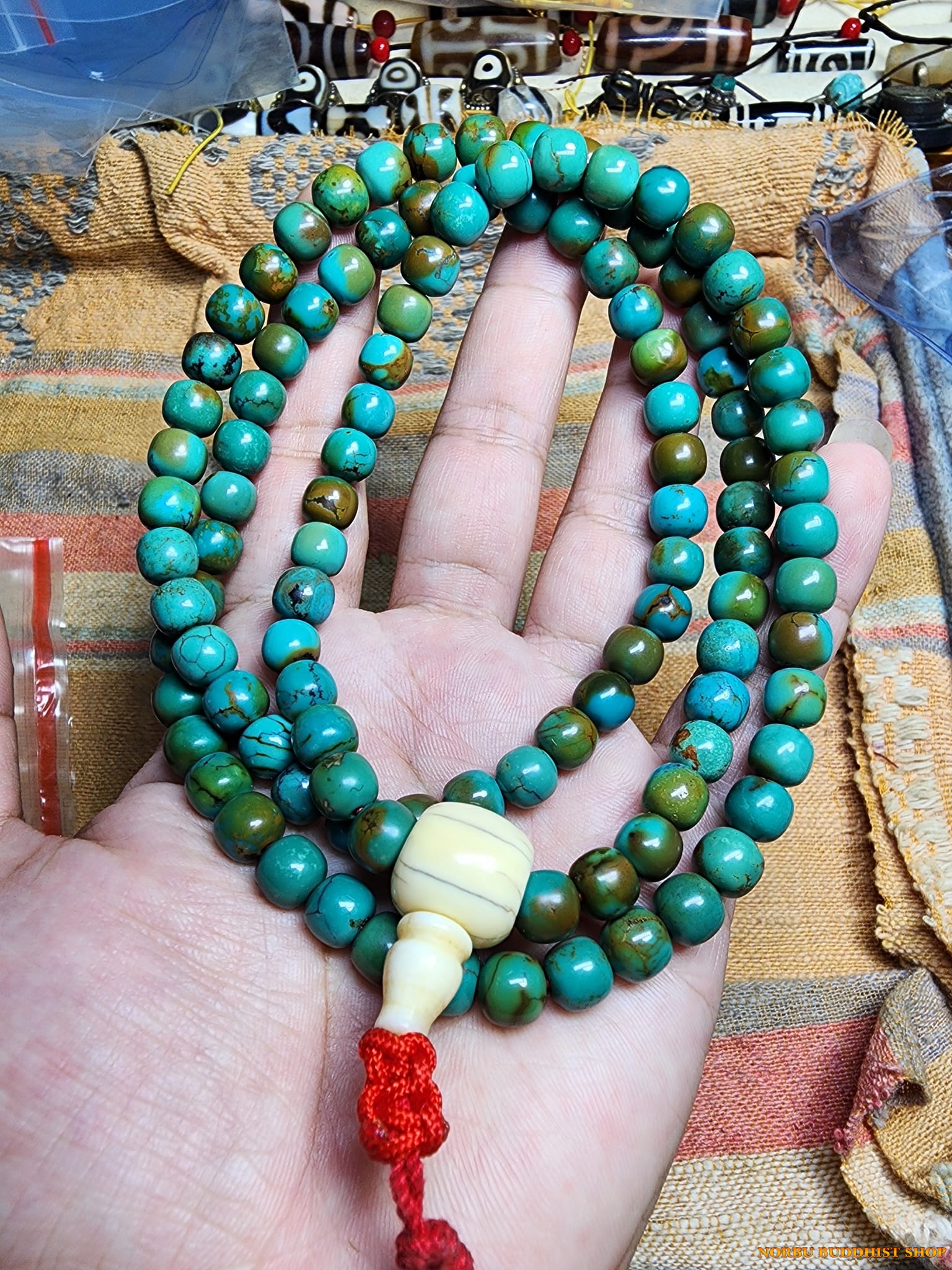 Đá Lam Ngọc (Turquoise Stone): Lịch Sử, Đặc Điểm và Ứng Dụng 1