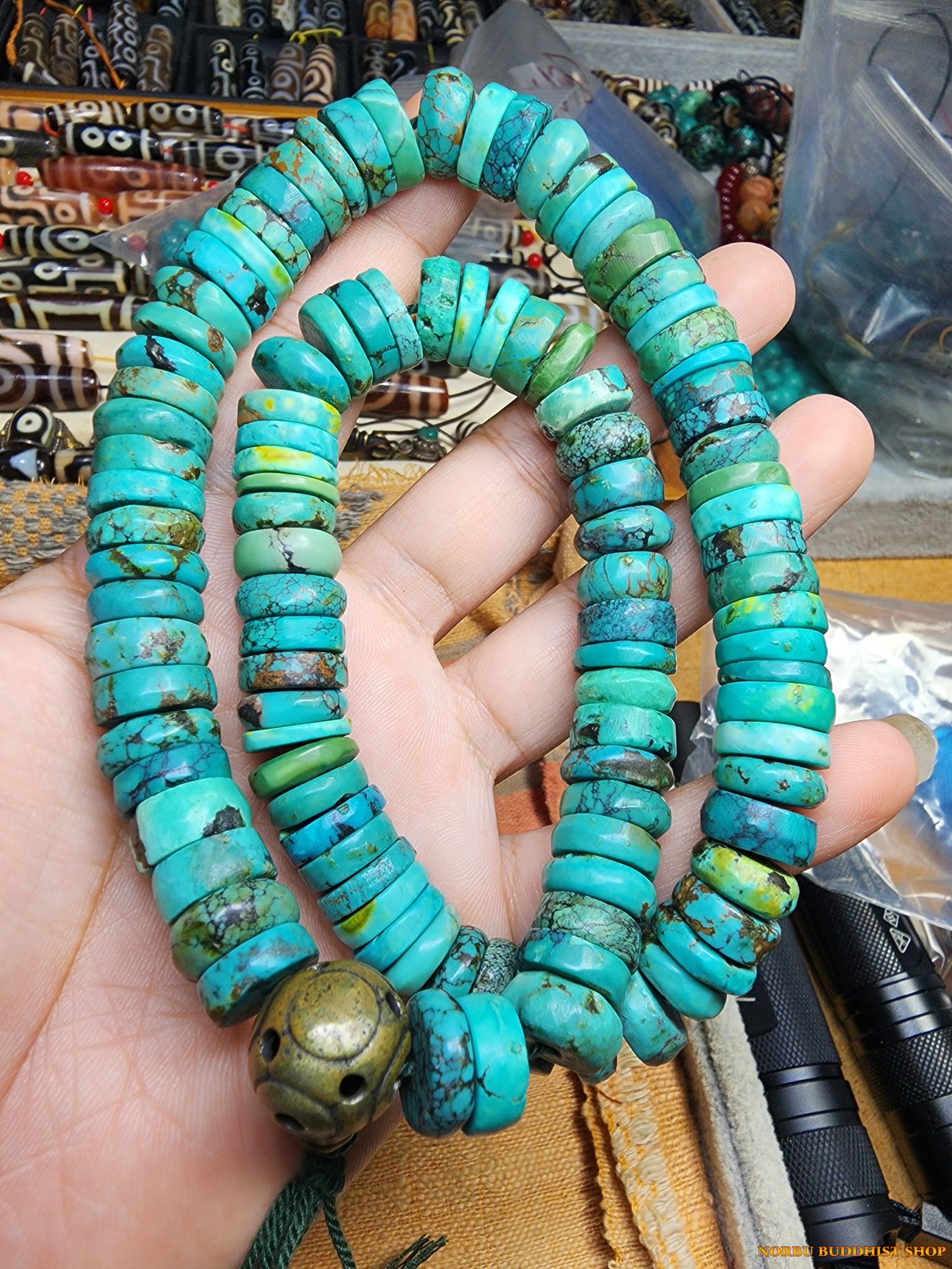 Đá Lam Ngọc (Turquoise Stone): Lịch Sử, Đặc Điểm và Ứng Dụng 3