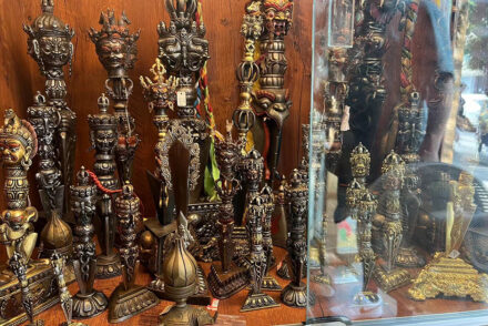 Pháp khí mật tông dao Phurba: Biểu Tượng Tâm Linh và Sức Mạnh Huyền Bí